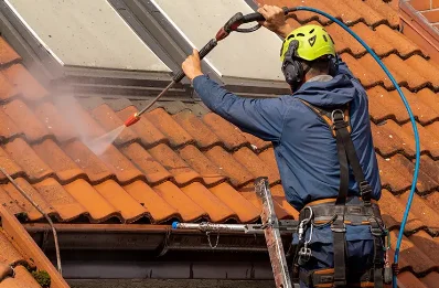 Démoussage et hydrofuge de toiture à Omps